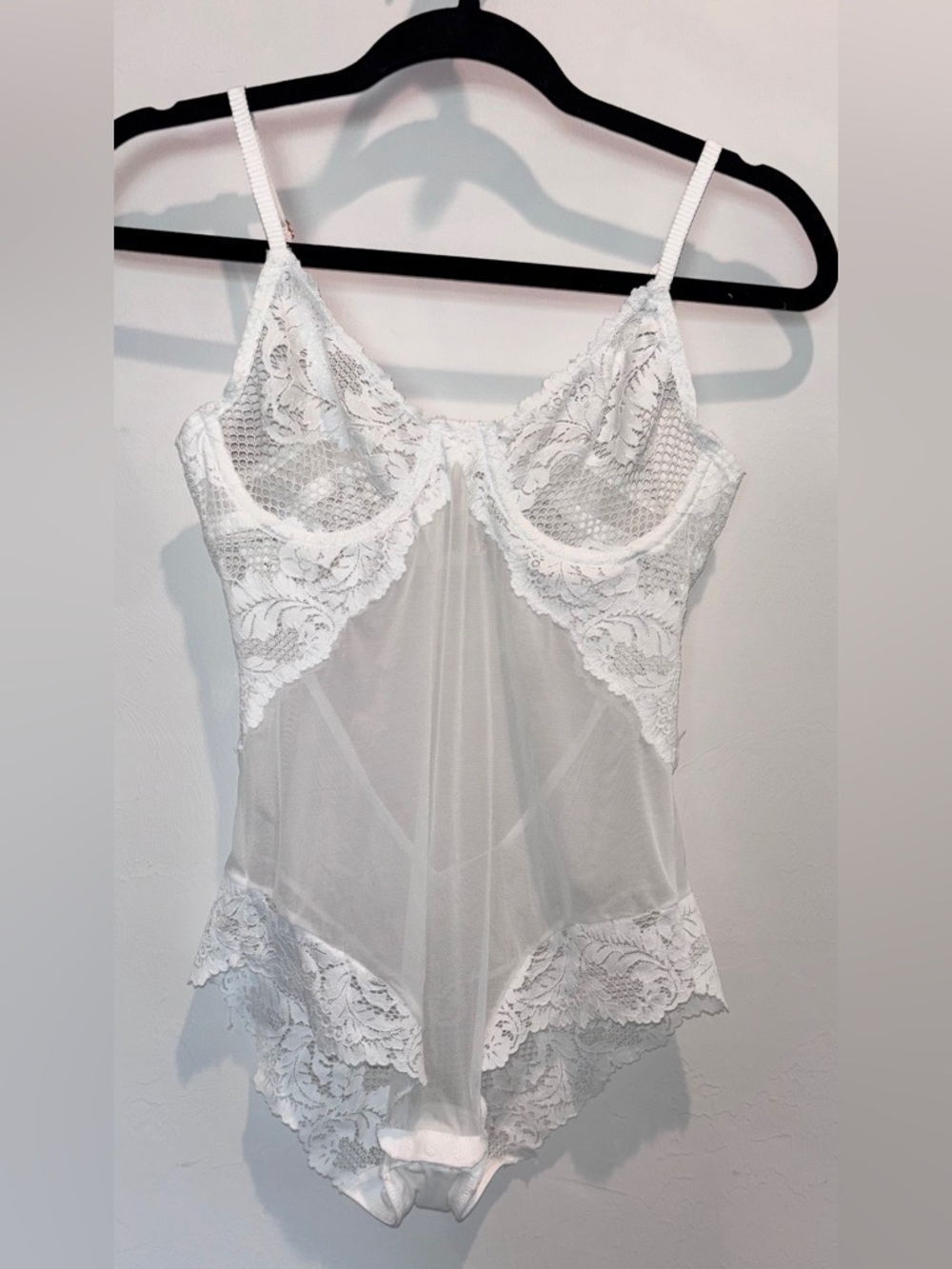 New! “Le Mystere” Lace Allure Bodysuit in Crystal White Lace🤍🤍34B (medium)